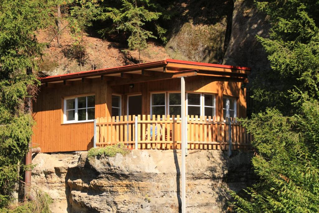 ein kleines Holzhaus auf einem Berg in der Unterkunft Malběnka - chata na skále pod hradem Kokořín in Kokořín