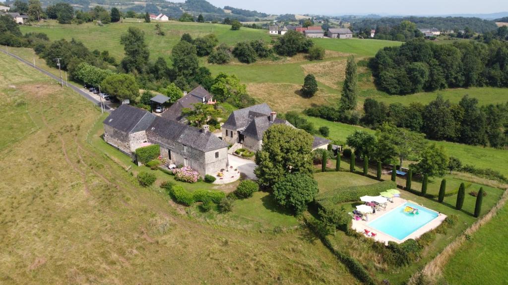 uma vista aérea de uma propriedade com piscina em Domaine Leyvinie, gite Mourvedre, close to the Dordogne em Perpezac-le-Blanc