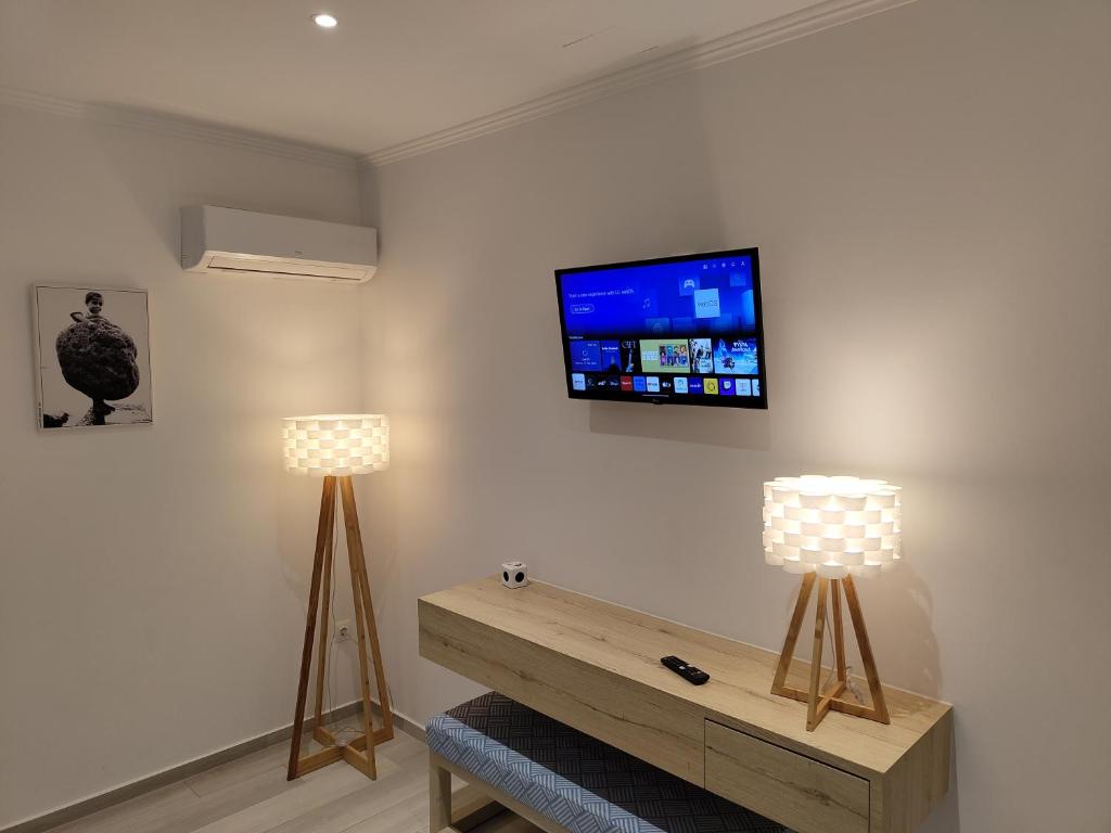 TV a/nebo společenská místnost v ubytování Aphrodite Studios Kalymnos