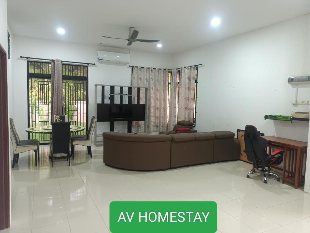 關丹的住宿－AV HOMESTAY，客厅配有沙发和桌子