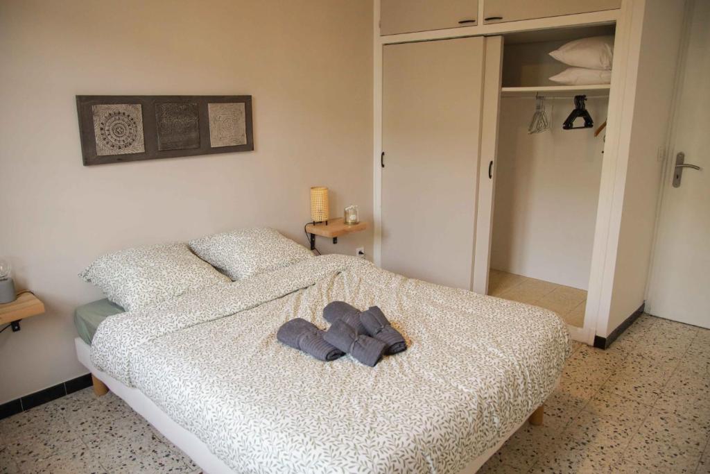 - un ours en peluche sur un lit dans une chambre dans l'établissement El Solà - Appartement avec accès jardin, à Corneilla-de-Conflent