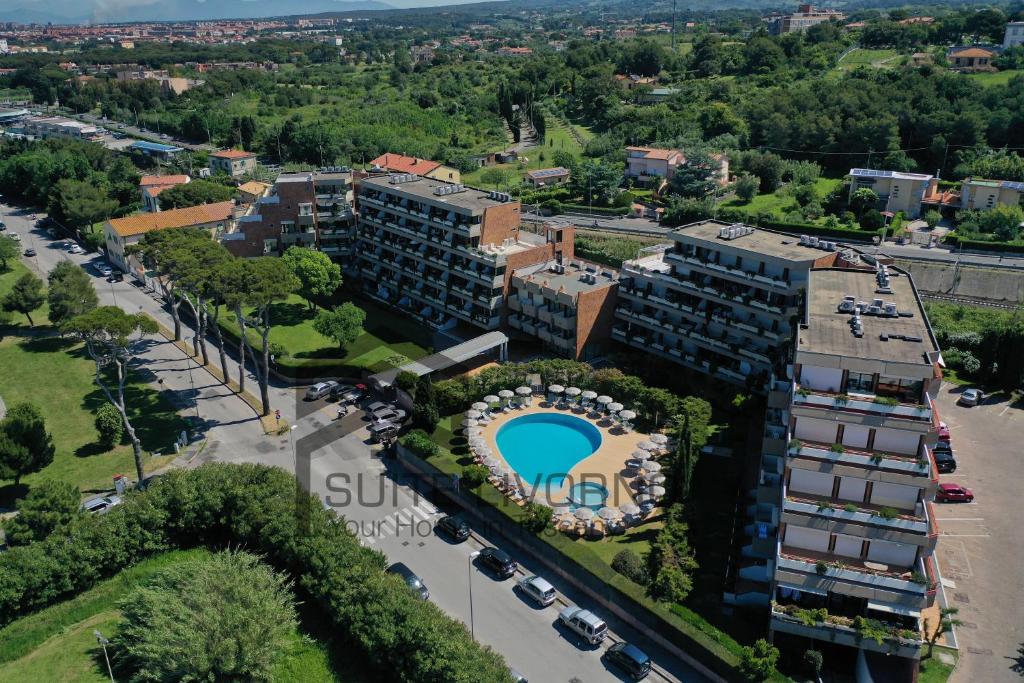 利沃諾的住宿－Suites Marilia Apartments - Suite Livorno Holiday Home Group，享有带游泳池的大楼的顶部景致