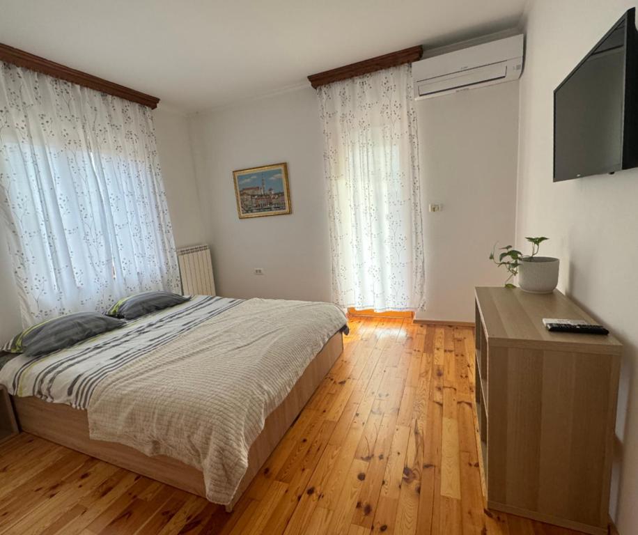 TV a/nebo společenská místnost v ubytování GuestHouse Flora