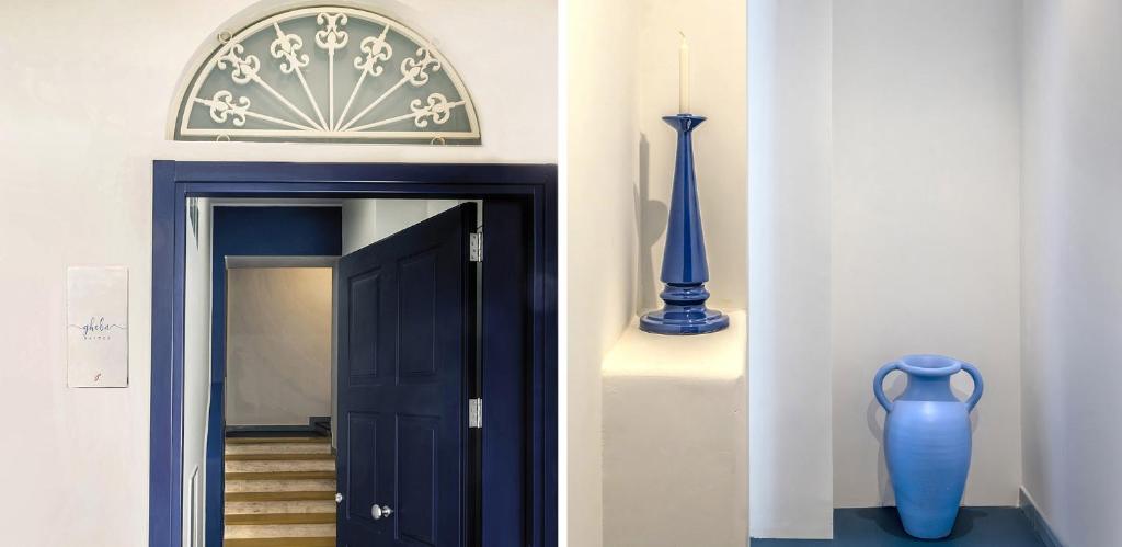 un couloir avec un vase bleu et une porte bleue dans l'établissement Gheba Suites, à Sorrente