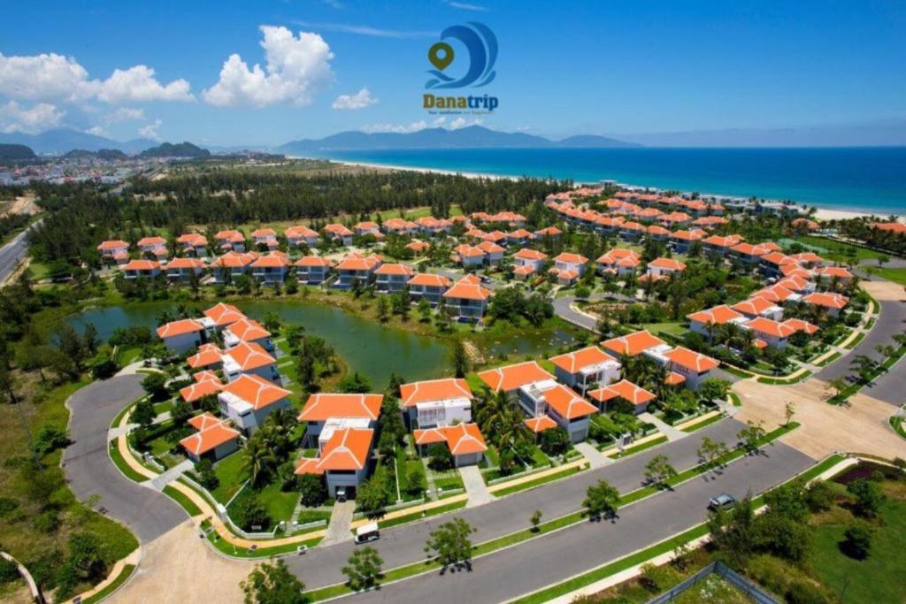 een luchtzicht op een resort met oranje daken bij Blue Sky & Villas Beach Resort in Da Nang
