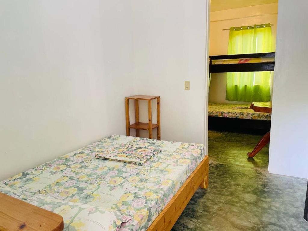 Postel nebo postele na pokoji v ubytování Binucot Lodge