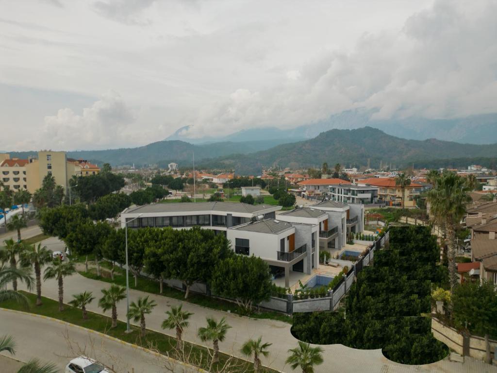 eine Luftblick auf eine Stadt mit Palmen und Gebäuden in der Unterkunft STELLA APART-SUIT HOTEL -All Inclusive- in Antalya