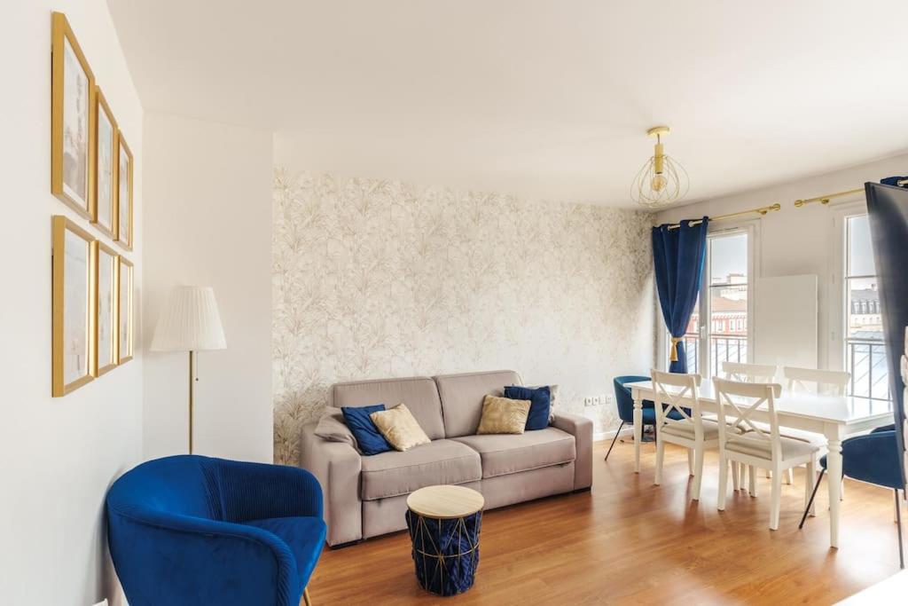 un salon avec un canapé et une table dans l'établissement Cosy Proche Disneyland Paris, à Serris