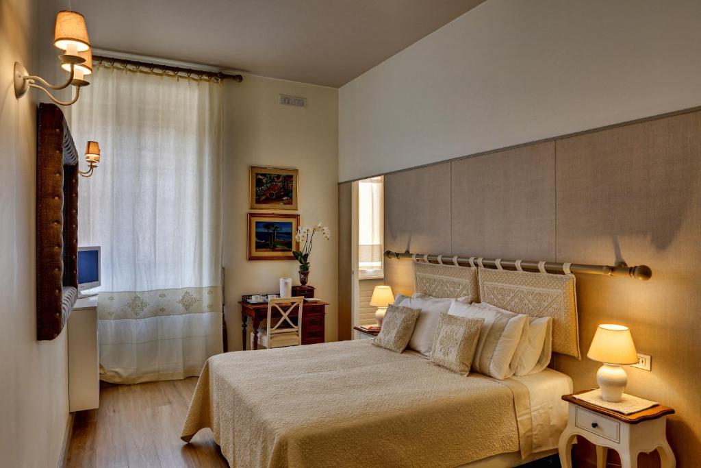 een slaapkamer met een groot bed en een raam bij Casa Sotgiu Guest House in Rome