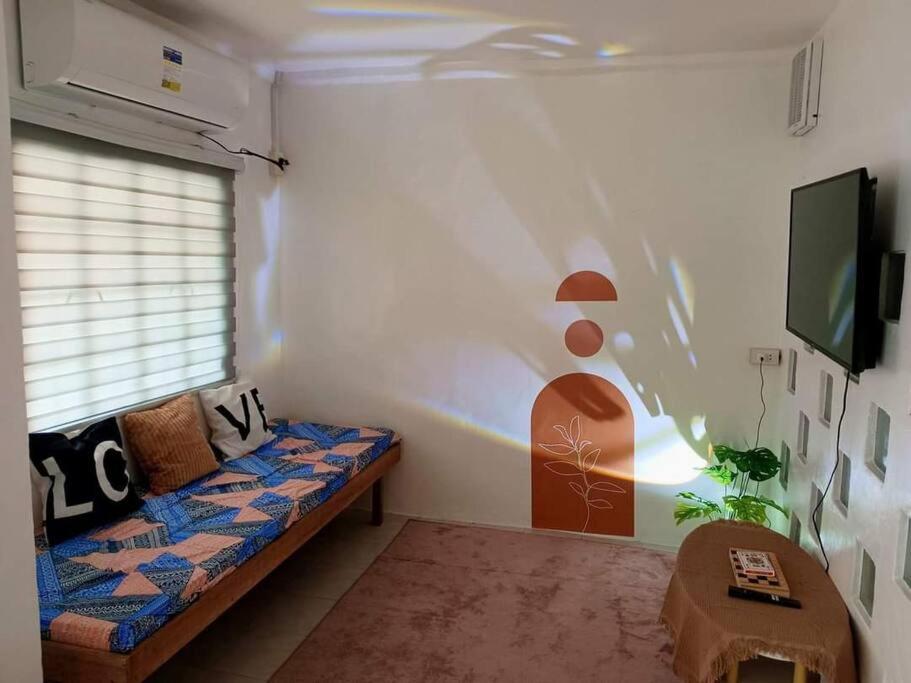 武端的住宿－SOFI Homestay Butuan，带沙发、电视和桌子的客房