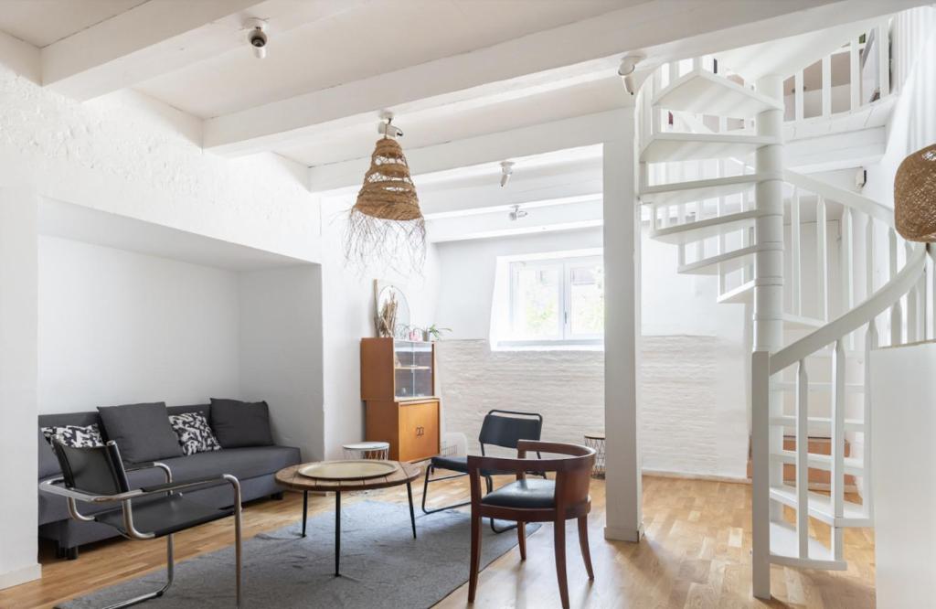 un salon avec un canapé et une table dans l'établissement Loft Notre-dame-du-mont avec terrasse, à Marseille