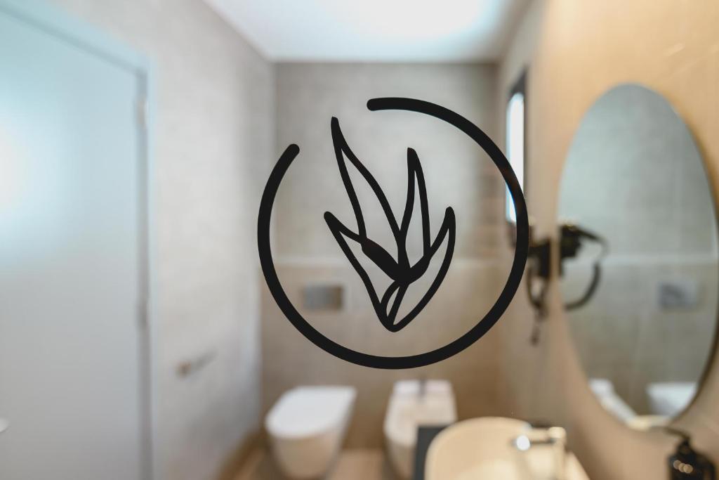 a bathroom with a sign on the wall at HOTEL ALOVE in San José