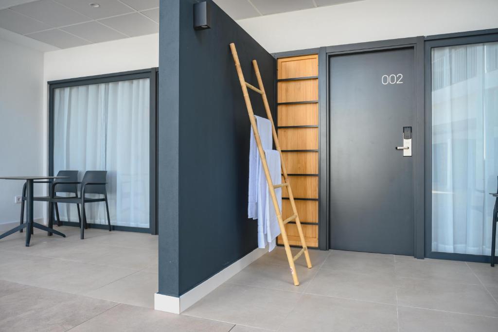 a ladder leaning against a wall in a room with a table at HOTEL ALOVE in San José
