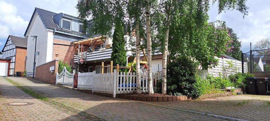 ein weißer Zaun vor einem Haus in der Unterkunft Private 1-2,5 -Zimmer-Wohnung mit Terrasse in Zülpich