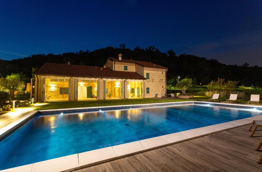 eine Villa mit einem Pool in der Nacht in der Unterkunft Casa Massaro Todeschini in Abano Terme