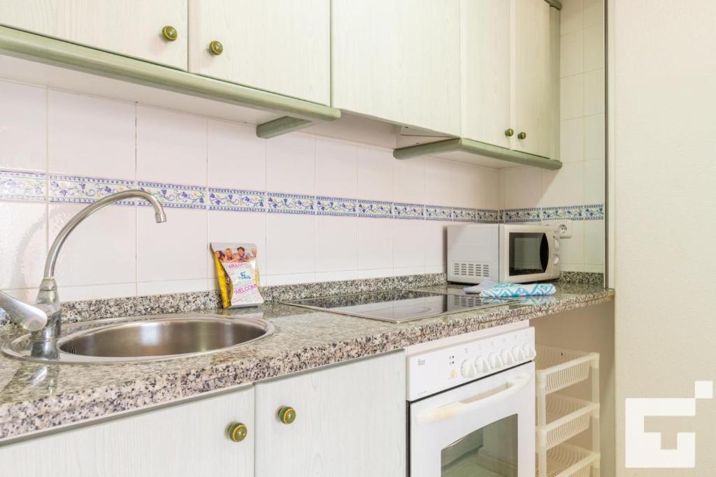 Kuchyň nebo kuchyňský kout v ubytování Apartamento Zafiro 28C - Grupo Turis