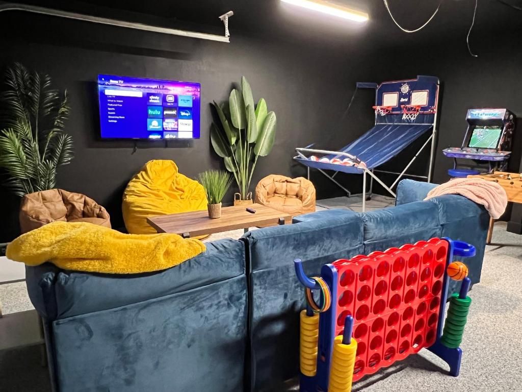 una sala de juegos con un sofá azul y un tobogán en Heated Pool Game Room 9 Beds Families!, en Matlacha
