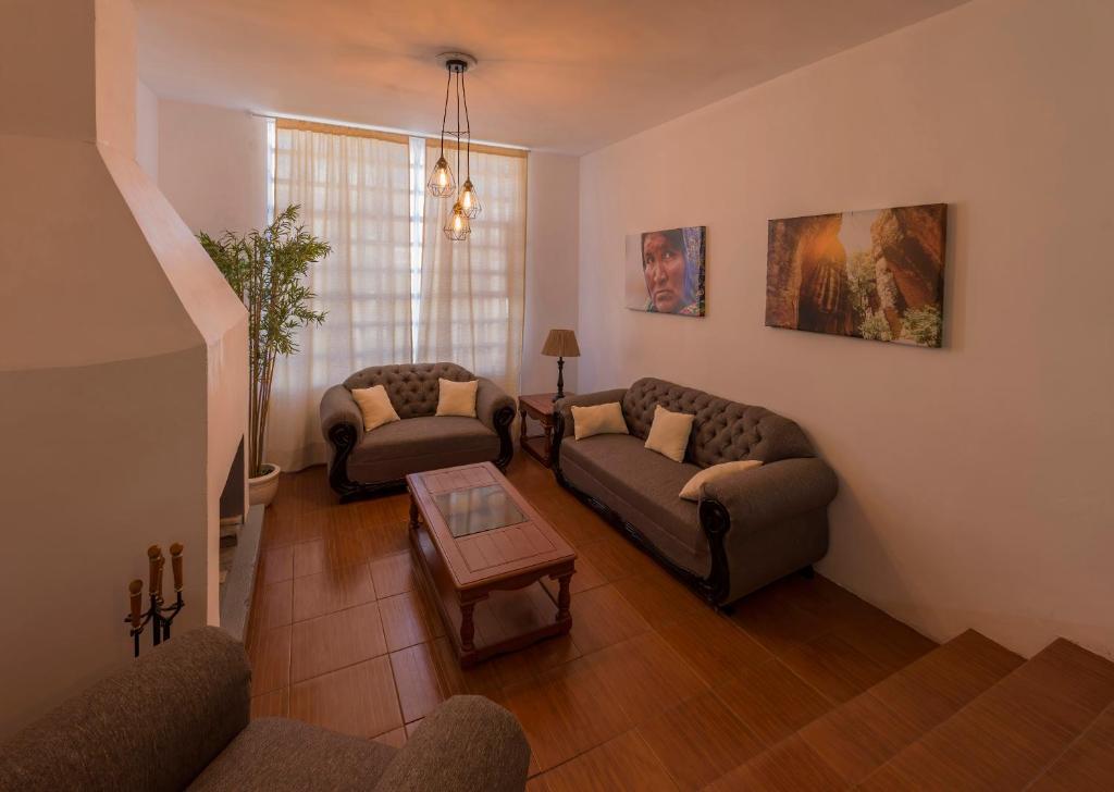 Sala de estar con 2 sofás y mesa en Charming 3-Bed House in Chihuahua en Chihuahua