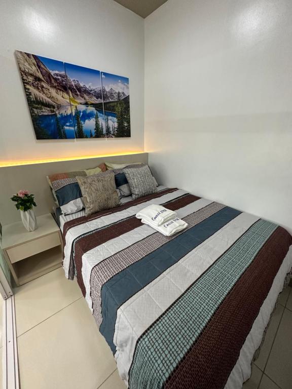Chen's Cozy 2bedroom @ Coast Residences tesisinde bir odada yatak veya yataklar