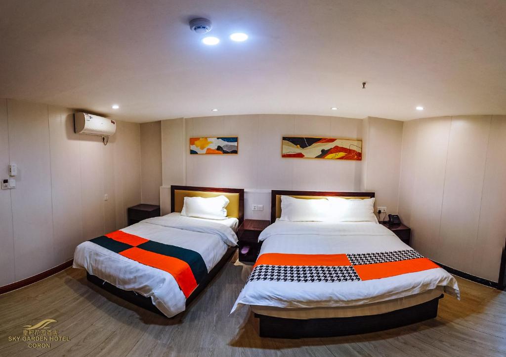 Postel nebo postele na pokoji v ubytování Sky Garden Hotel
