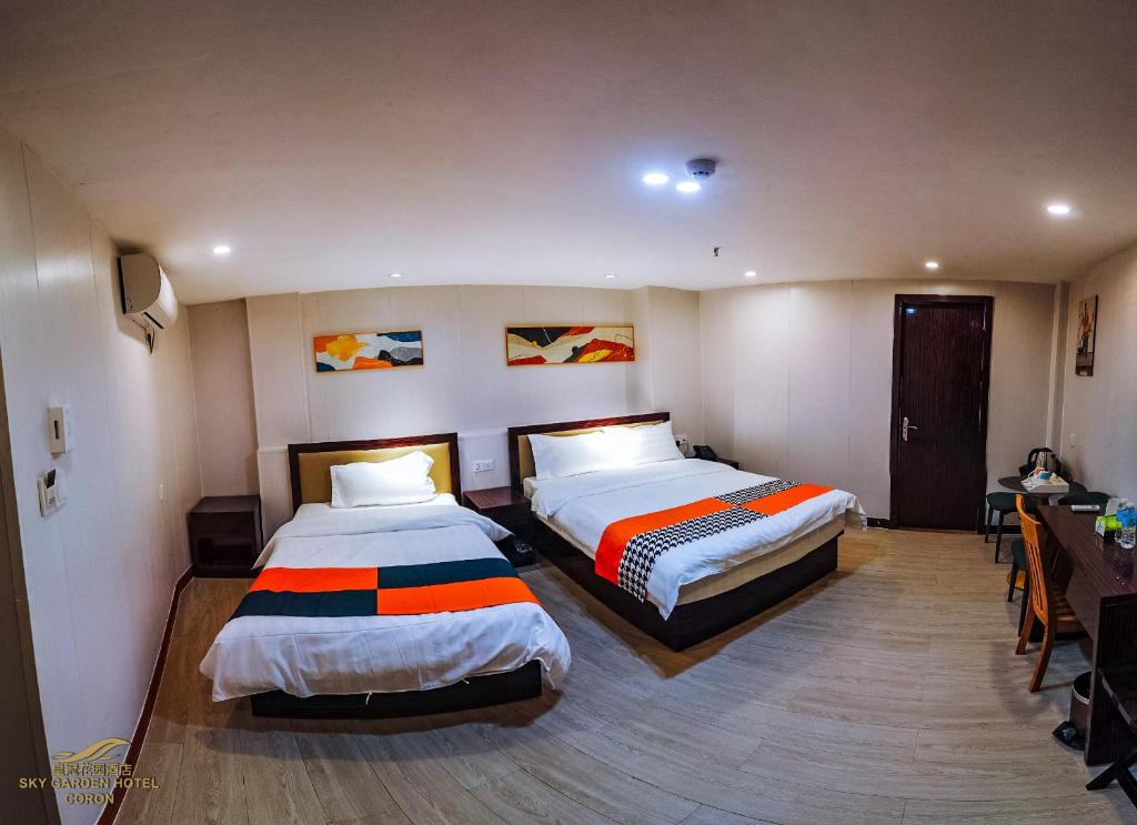 Postel nebo postele na pokoji v ubytování Sky Garden Hotel