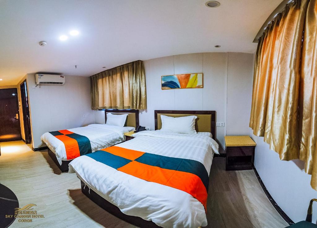 Postel nebo postele na pokoji v ubytování Sky Garden Hotel