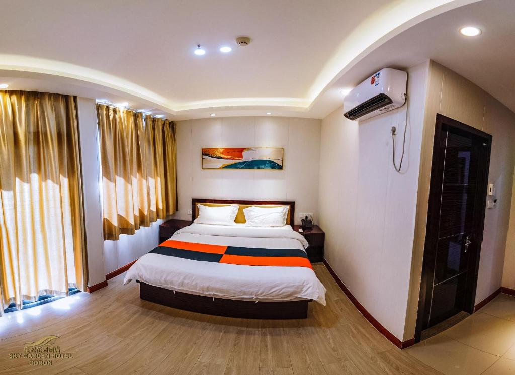 Postel nebo postele na pokoji v ubytování Sky Garden Hotel