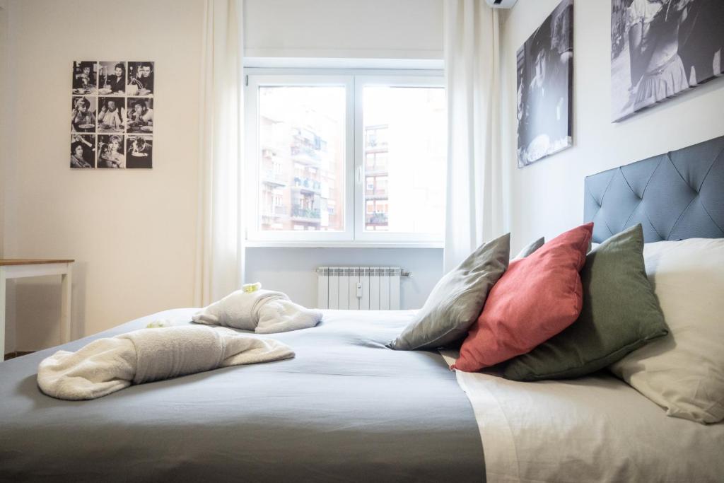 - un lit avec des oreillers dans l'établissement Tiburtina Home, à Rome