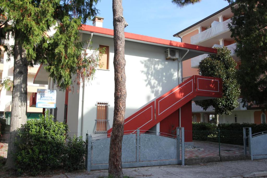 ビビオーネにあるOrialfiの建物横の赤い滑り台