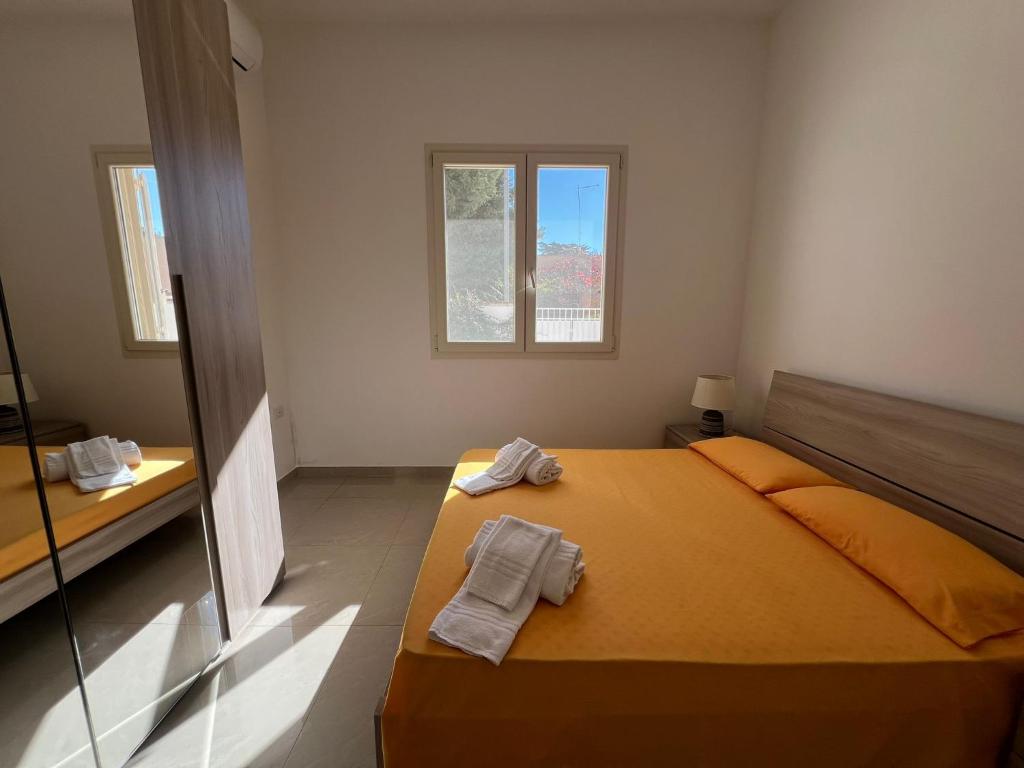 ein Schlafzimmer mit einem Bett mit Handtüchern darauf in der Unterkunft Aurora e Alba in Casalabate