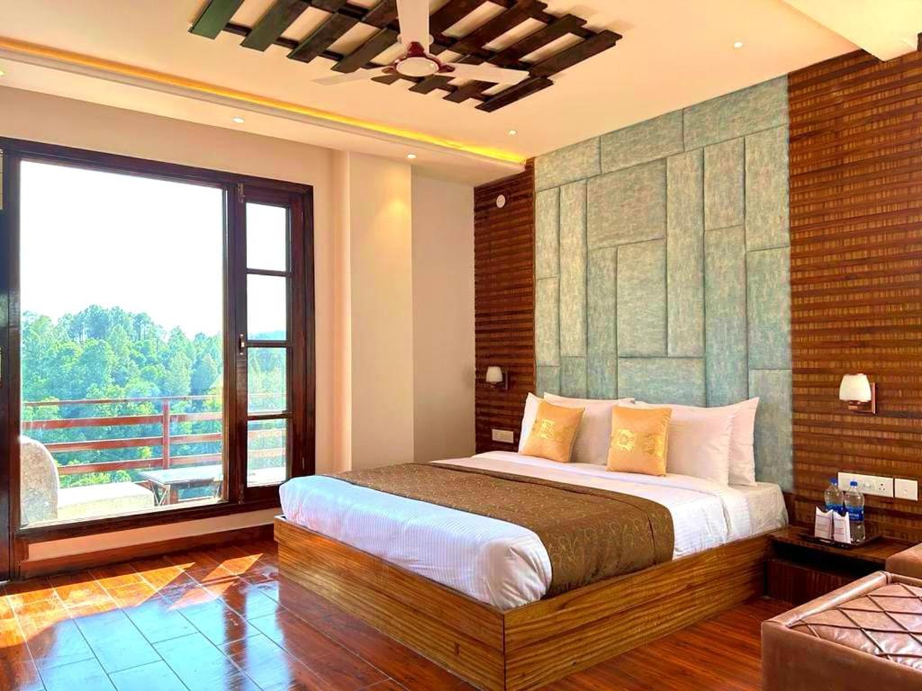 Giường trong phòng chung tại Aamod Suites - The Boutique Hotel, Dalhousie