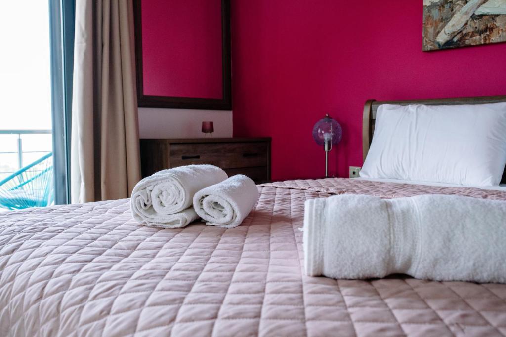 Łóżko lub łóżka w pokoju w obiekcie Konatsi Luxury Apartments