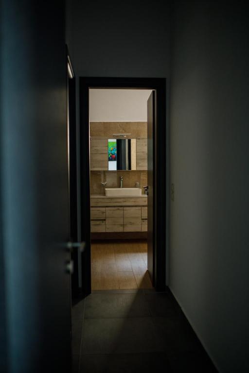 Zdjęcie z galerii obiektu Konatsi Luxury Apartments w mieście Tyros