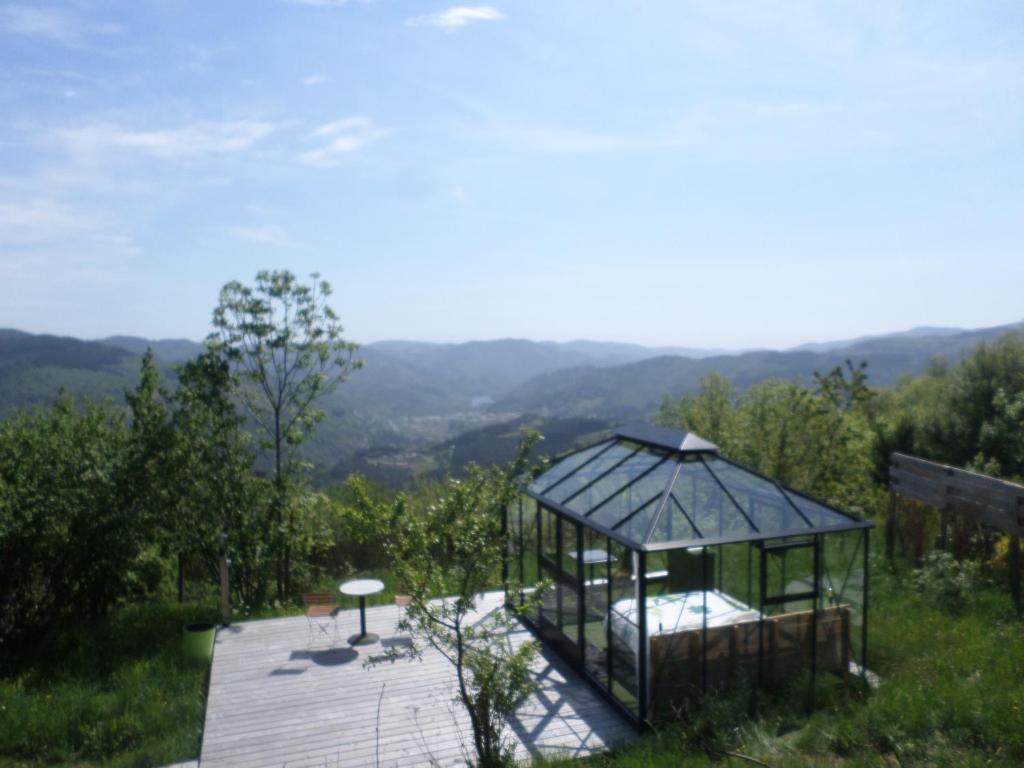 Nespecifikovaný výhled na hory nebo výhled na hory při pohledu z luxury tent