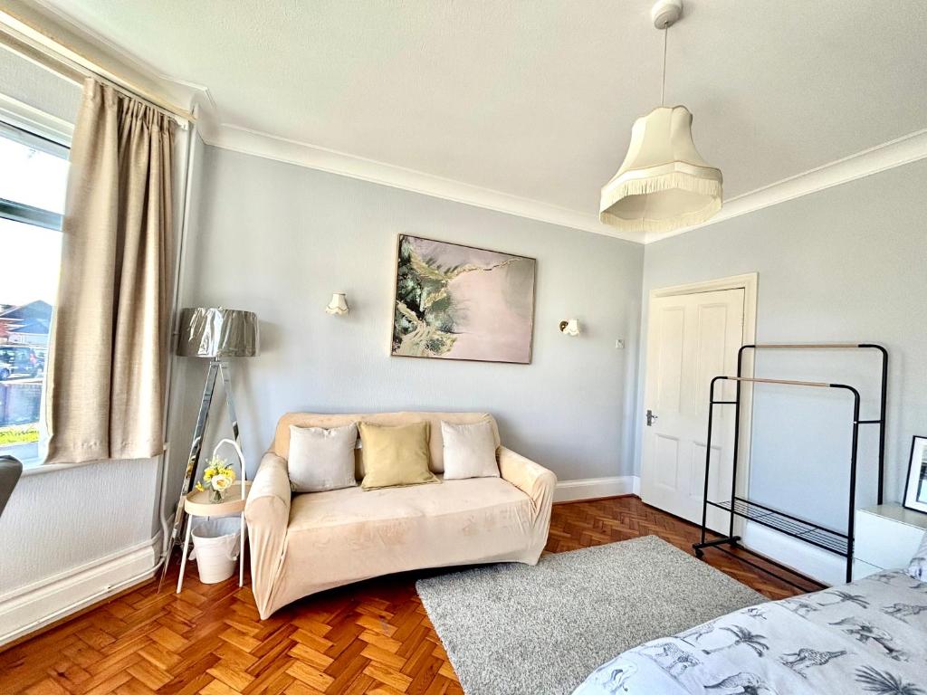 - un salon avec un canapé et une fenêtre dans l'établissement Winton house home stay, à Bournemouth
