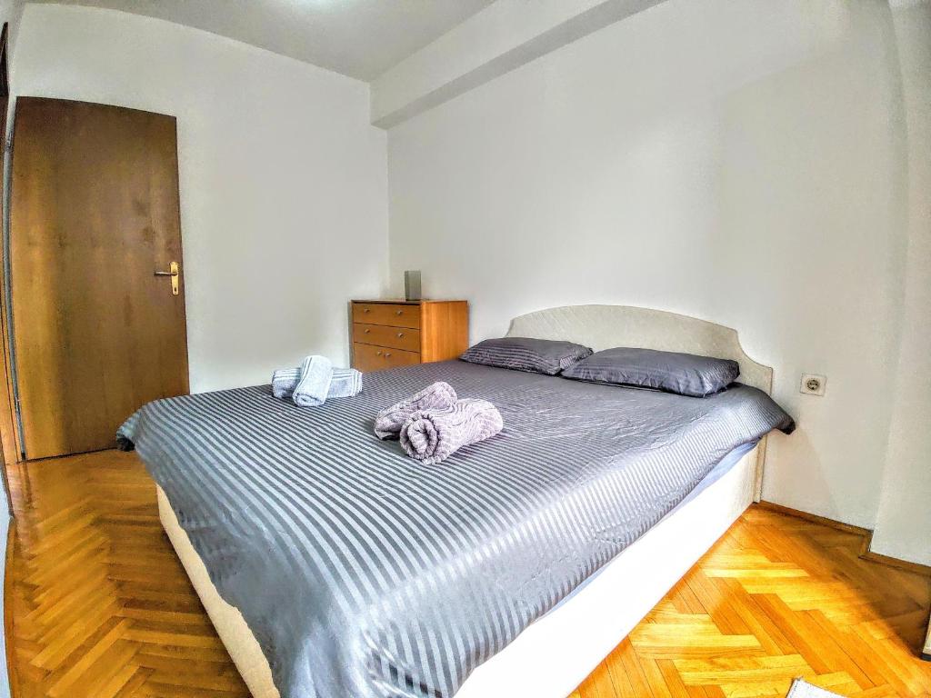 Un pat sau paturi într-o cameră la Apartment Nate's Place