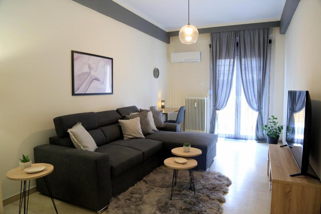sala de estar con sofá y 2 mesas en Newly Renovated Central 2 Bedroom Apartment in Kozani, en Kozani