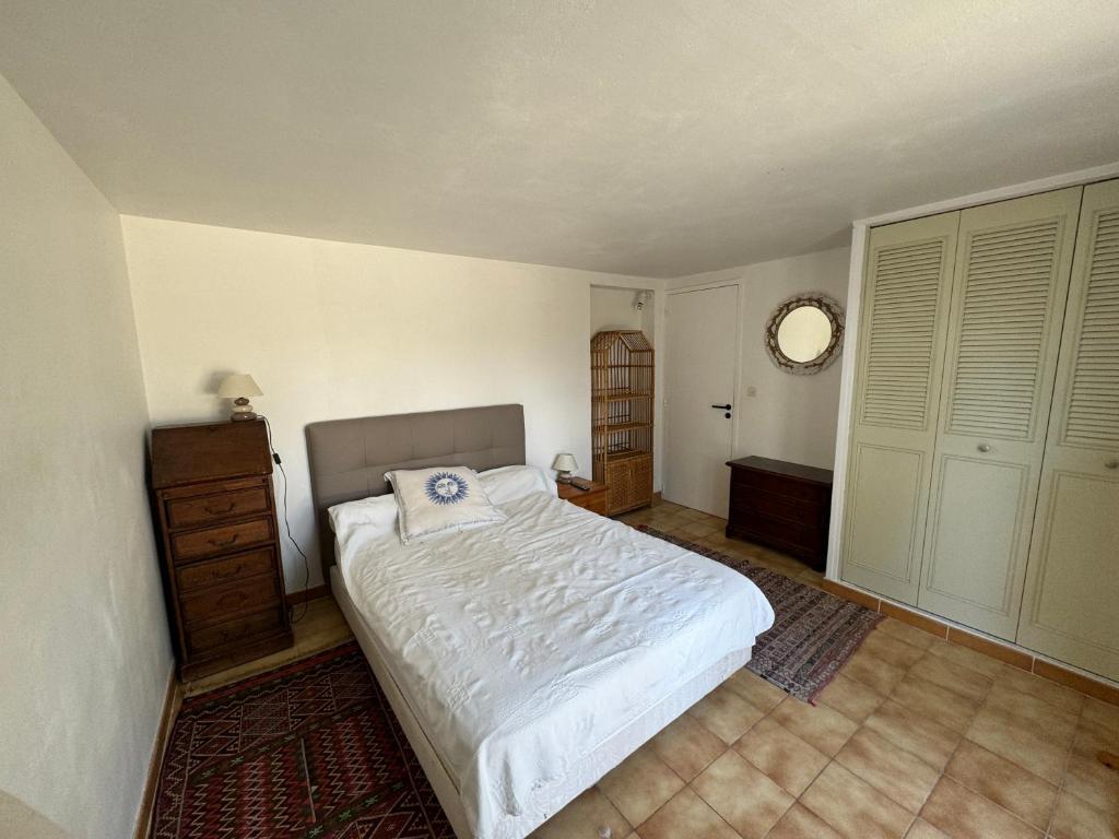 1 dormitorio con cama, tocador y espejo en Appartement 2 pièces Piscine LA CIOTAT, en Ceyreste
