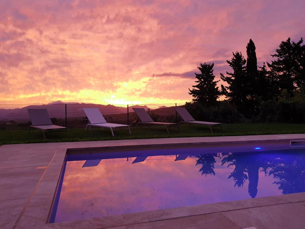 Basen w obiekcie Villa Tommaso Maruggi, Sicilia, con Jacuzzi e piscina privata lub w pobliżu
