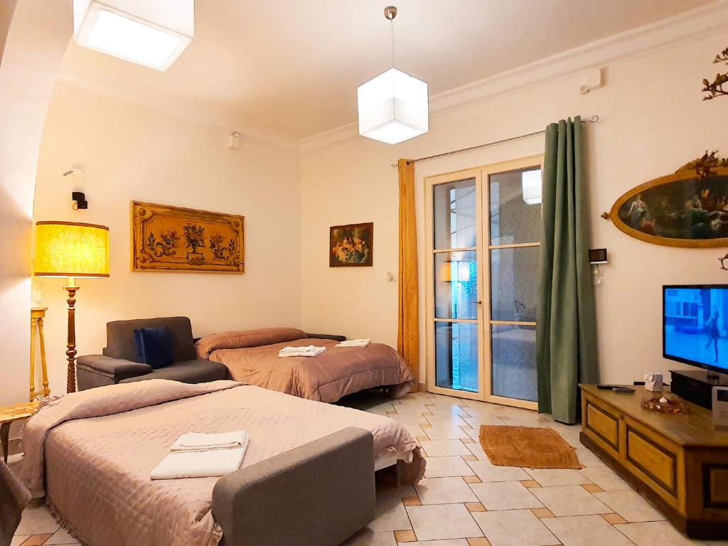 Łóżko lub łóżka w pokoju w obiekcie Villa Tommaso Maruggi, Sicilia, con Jacuzzi e piscina privata