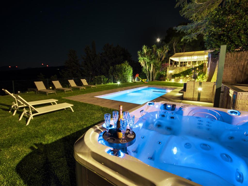 Basen w obiekcie Villa Tommaso Maruggi, Sicilia, con Jacuzzi e piscina privata lub w pobliżu