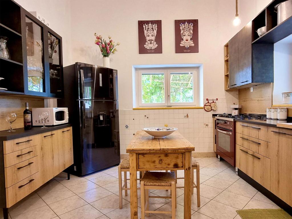 Kuchnia lub aneks kuchenny w obiekcie Villa Tommaso Maruggi, Sicilia, con Jacuzzi e piscina privata