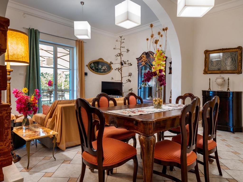 Część wypoczynkowa w obiekcie Villa Tommaso Maruggi, Sicilia, con Jacuzzi e piscina privata