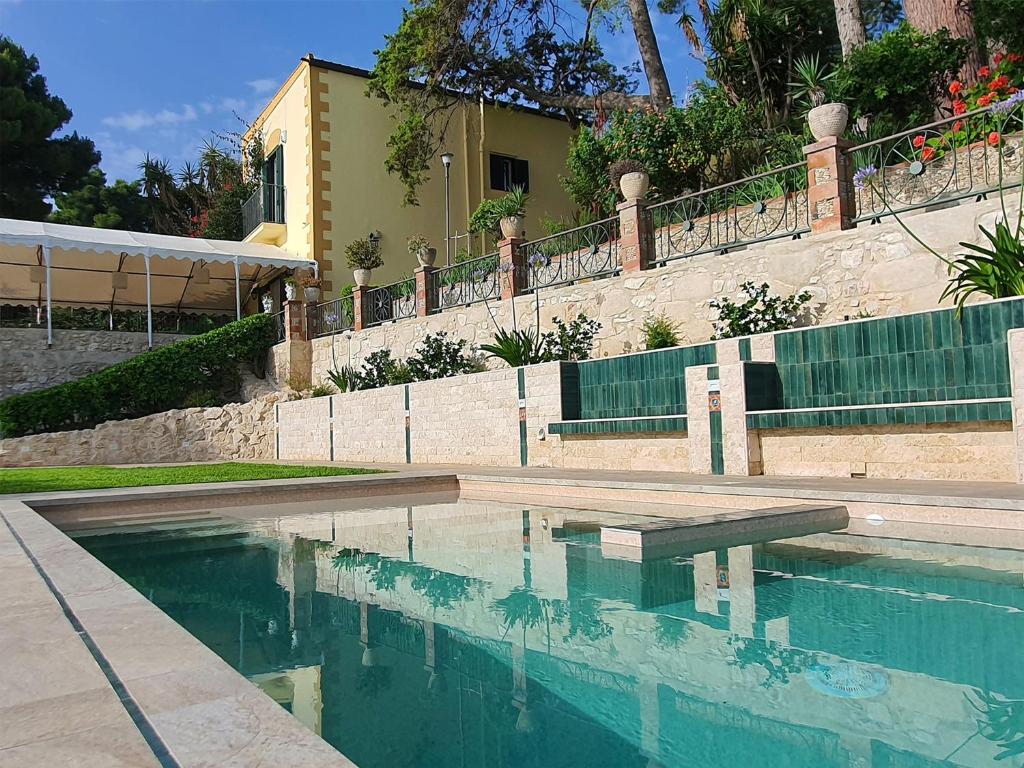 Basen w obiekcie Villa Tommaso Maruggi, Sicilia, con Jacuzzi e piscina privata lub w pobliżu