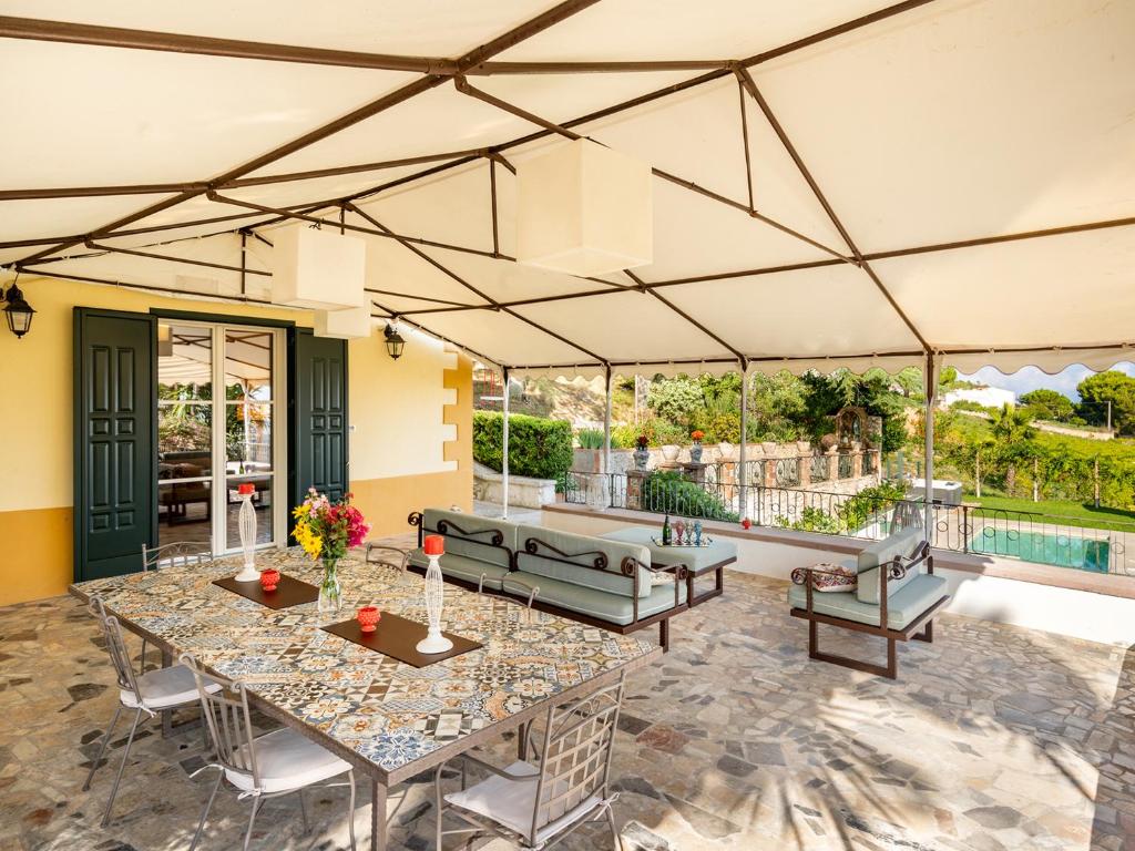 Basen w obiekcie Villa Tommaso Maruggi, Sicilia, con Jacuzzi e piscina privata lub w pobliżu