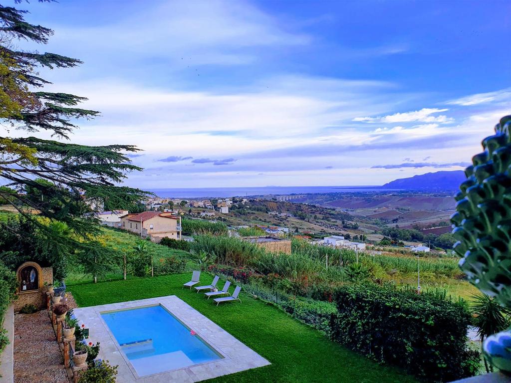 Basen w obiekcie Villa Tommaso Maruggi, Sicilia, con Jacuzzi e piscina privata lub w pobliżu