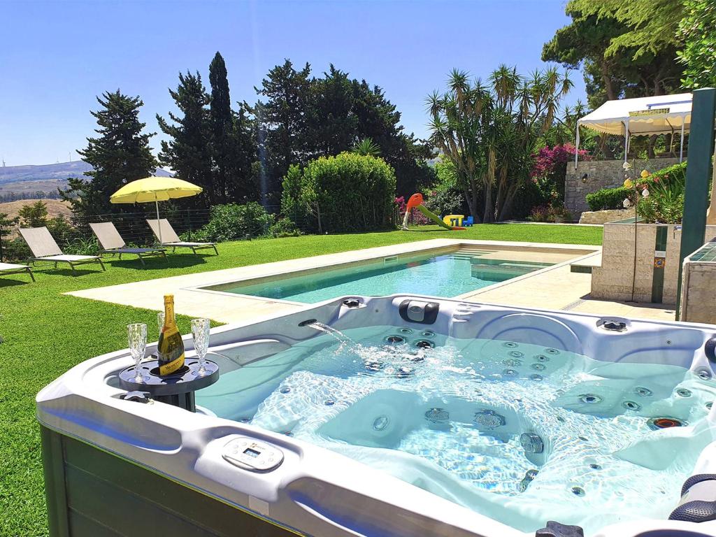 Basen w obiekcie Villa Tommaso Maruggi, Sicilia, con Jacuzzi e piscina privata lub w pobliżu