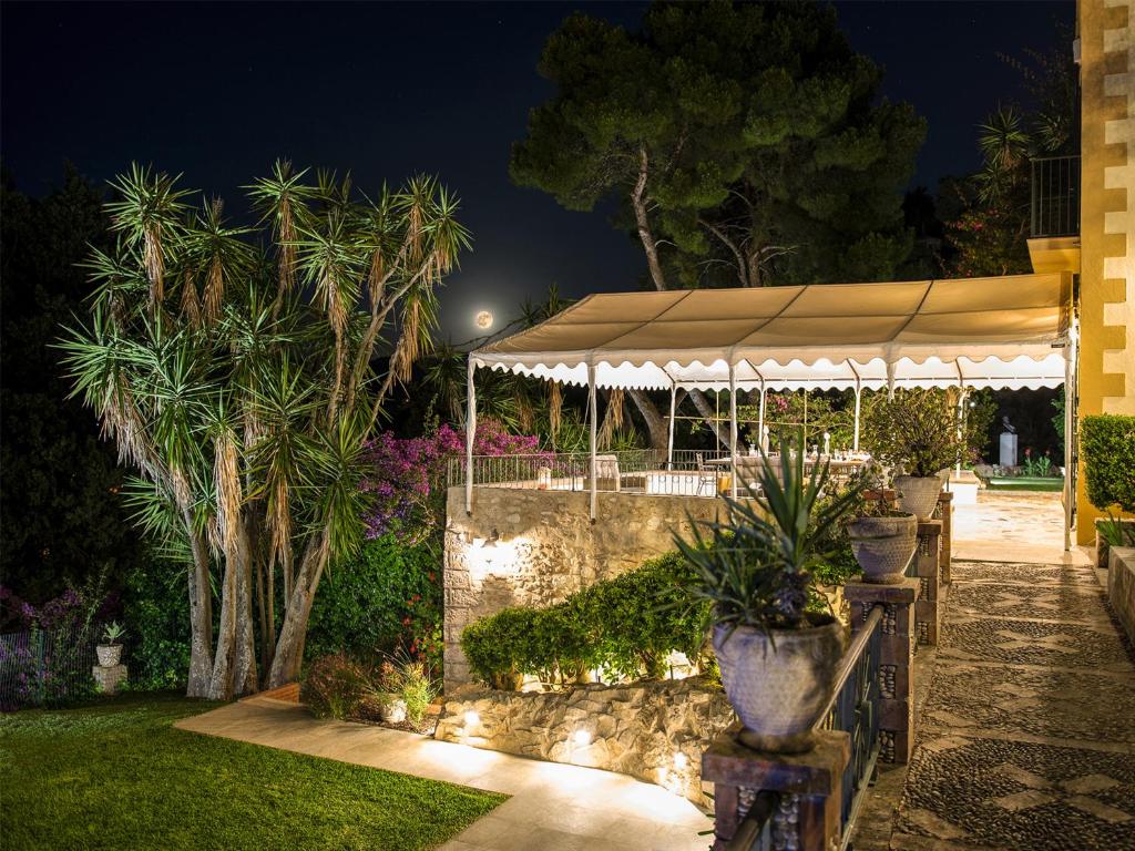 Ogród w obiekcie Villa Tommaso Maruggi, Sicilia, con Jacuzzi e piscina privata