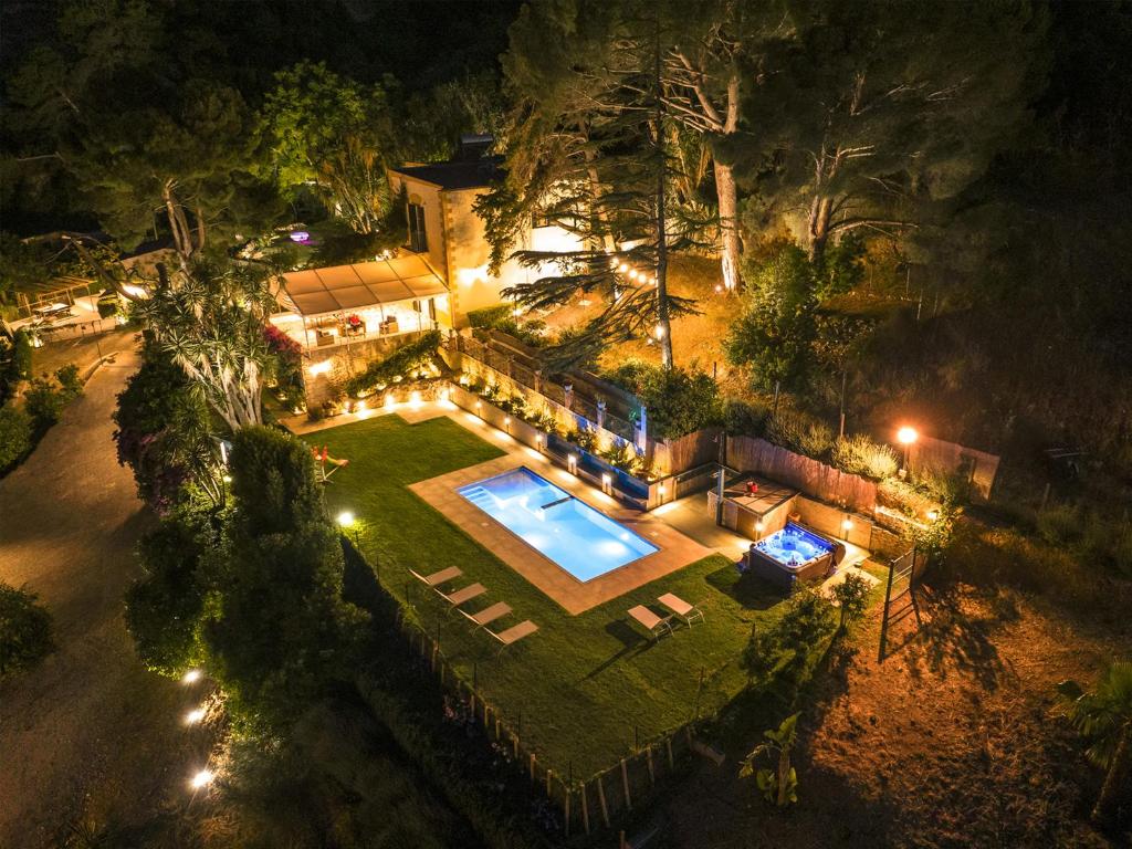 z góry widok na dom w nocy z basenem w obiekcie Villa Tommaso Maruggi, Sicilia, con Jacuzzi e piscina privata w mieście Alcamo