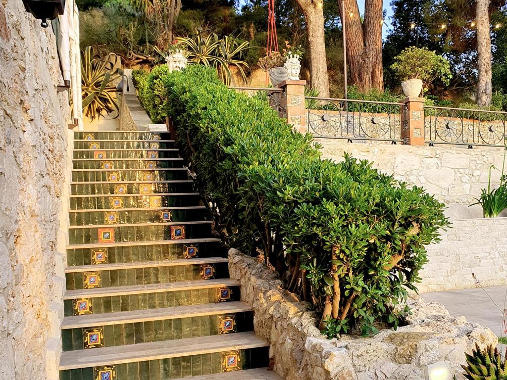 Ogród w obiekcie Villa Tommaso Maruggi, Sicilia, con Jacuzzi e piscina privata
